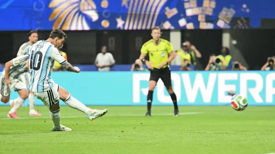 Messi pateando un penal 11072026