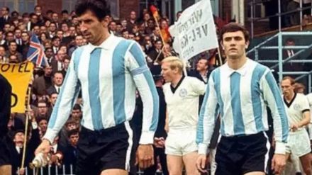 Rattín en la Selección, en el mítico partido on Inglaterra en 1966. Seguido por Perfumo, otro gigante del fútbol argentino.