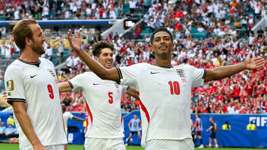El mediocampista de Inglaterra, Jude Bellingham (#10), celebra el segundo gol de su equipo
