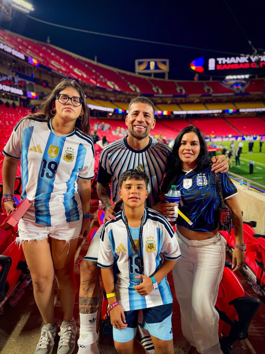 Los jugadores de la Selección junto a sus hijos