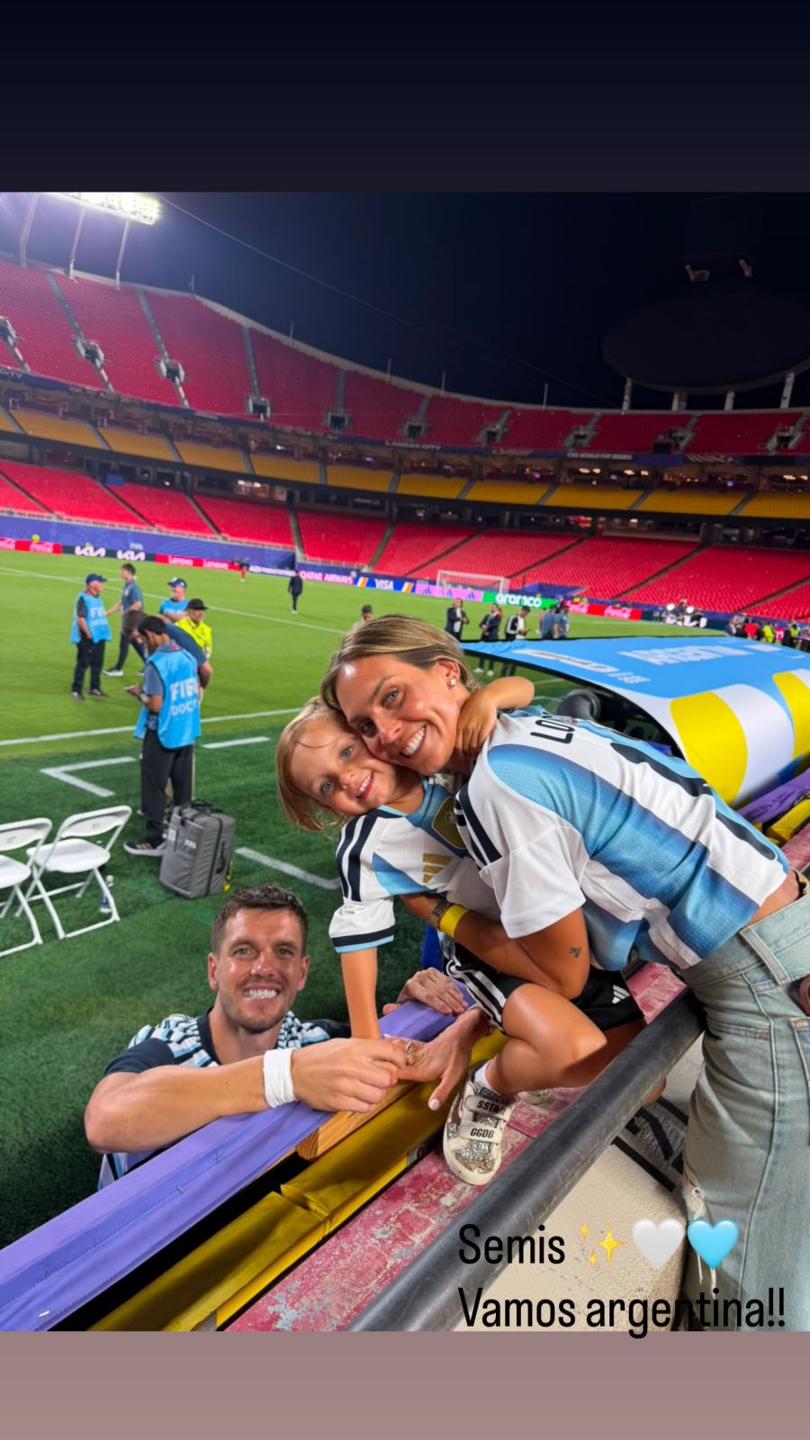 Los jugadores de la Selección junto a sus hijos