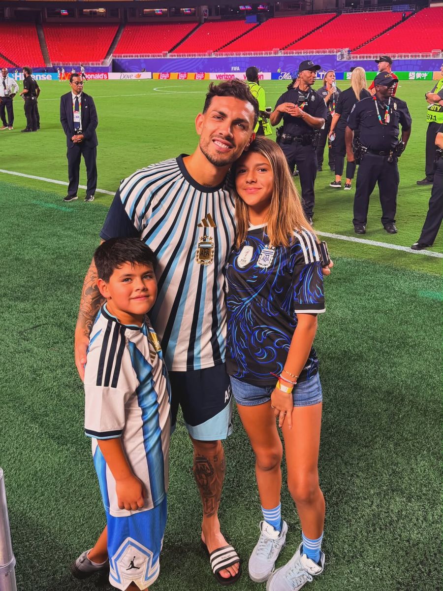 Los jugadores de la Selección junto a sus hijos