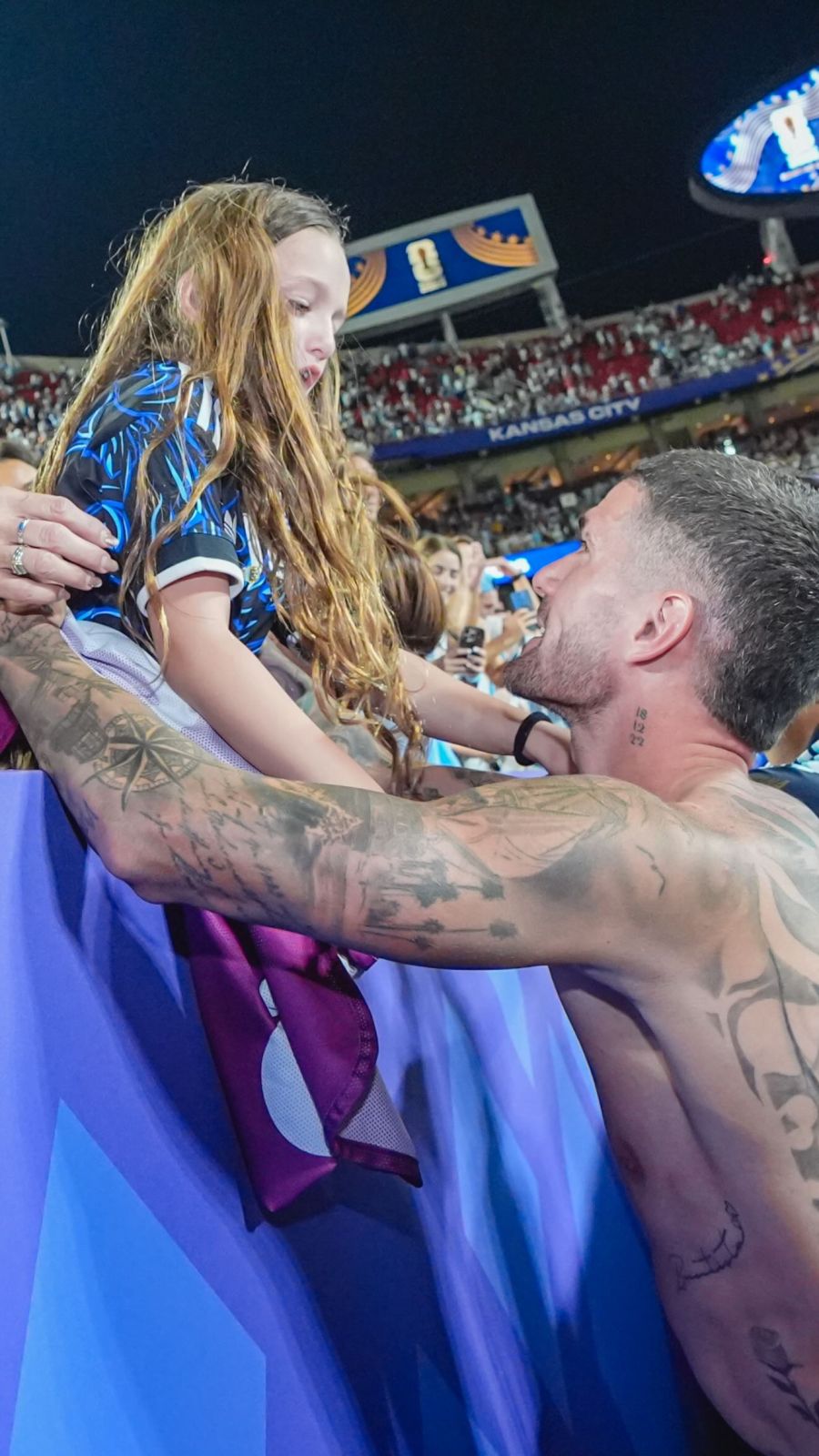 Los jugadores de la Selección junto a sus hijos