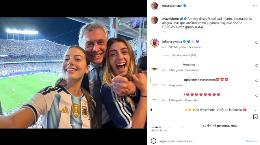 Mauricio Macri, su hija Antonia y Valentina Barbier, hija de Juliana Awada, tras el triunfo de Argentina ante Suiza