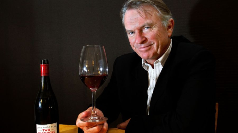 Sam Neill sostiene una copa de su vino Two Paddocks Pinot, producido en su finca de Central Otago, en Nueva Zelanda, en Wellington, el 29 de enero de 2013