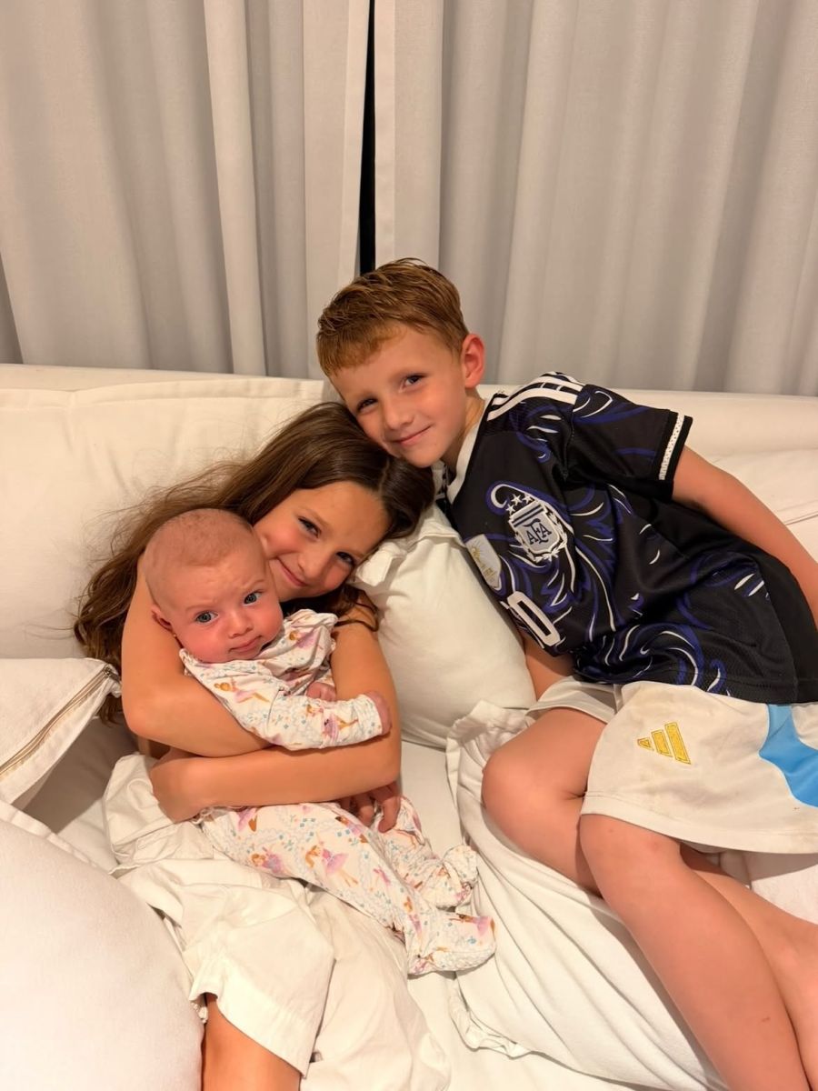 Bautista junto a sus hermanas Francesca y Aitana