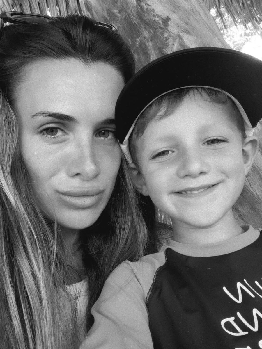 Camila Homs junto a su hijo Bautista