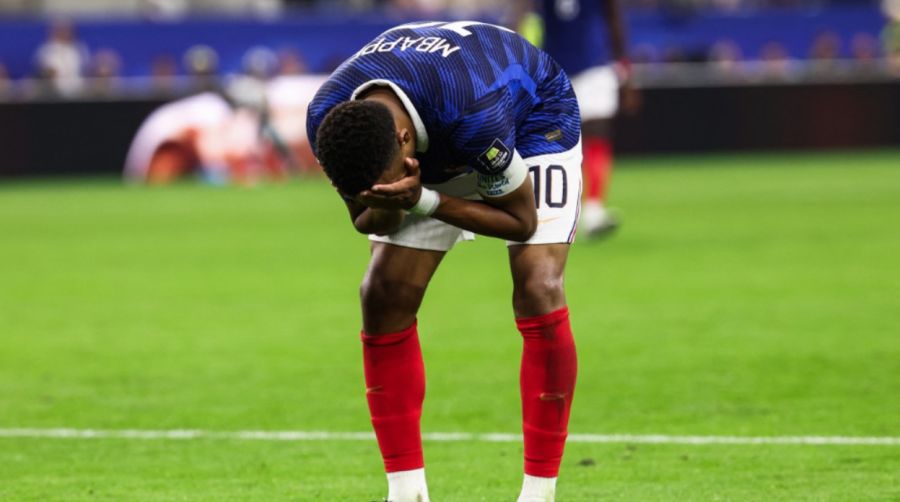 El delantero francés n.º 10, Kylian Mbappé, reacciona durante el partido de semifinales del Mundial de fútbol de 2026 entre Francia y España, disputado en el Estadio de Dallas, en Arlington, el 14 de julio de 2026.