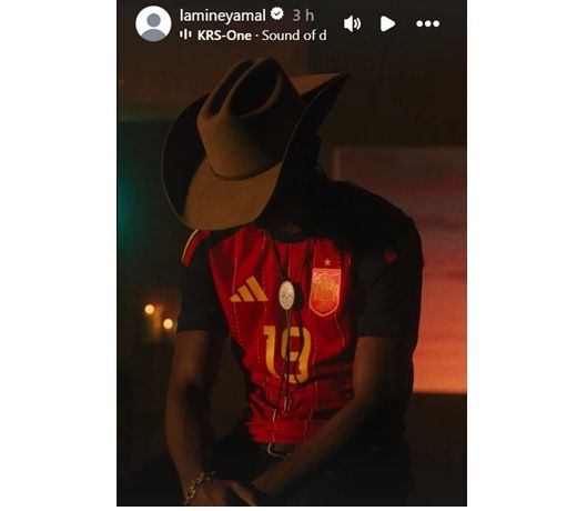 Lamine Yamal luciendo su camiseta española