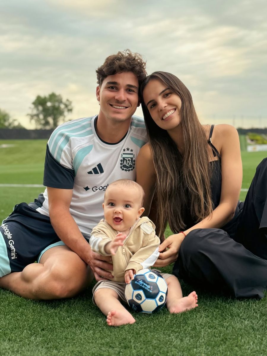 Los jugadores de la Selección junto a sus hijos