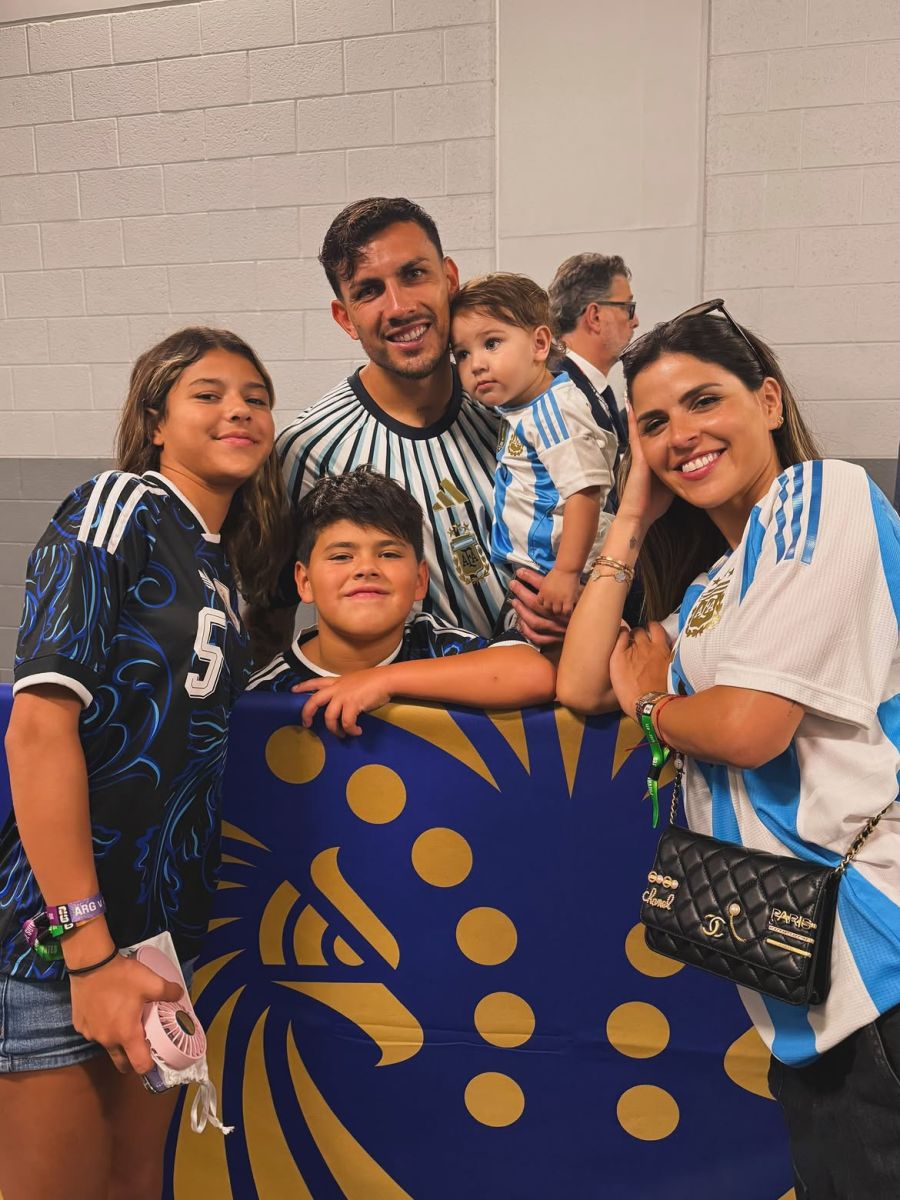 Los jugadores de la Selección junto a sus hijos