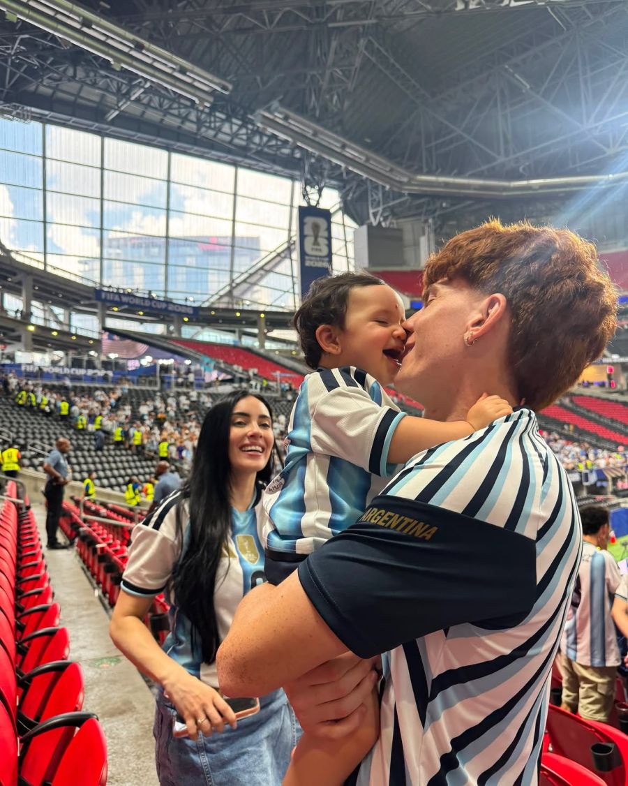 Los jugadores de la Selección junto a sus hijos