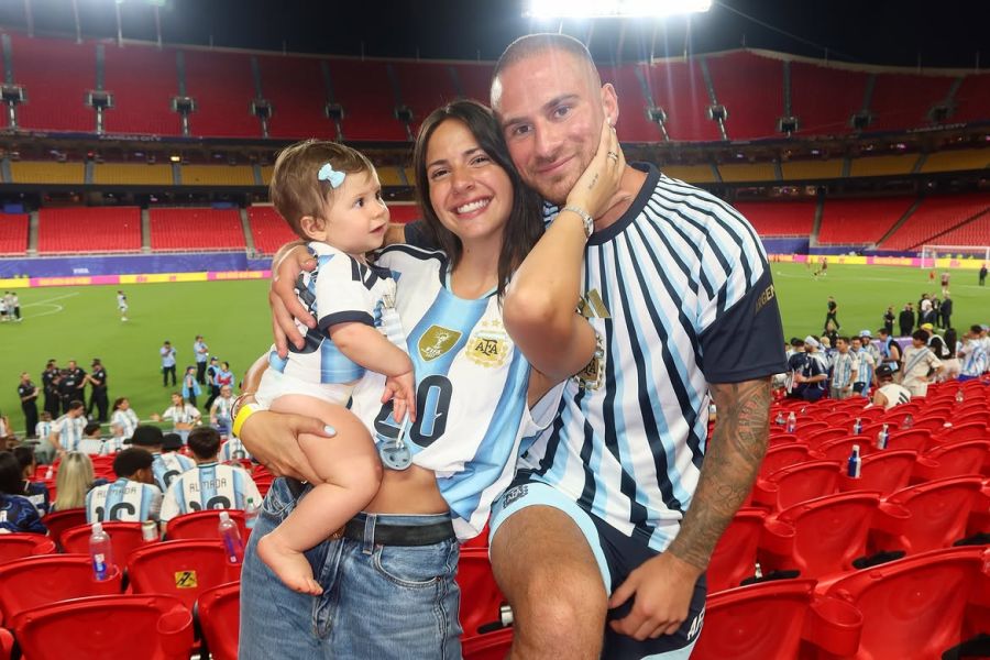 Los jugadores de la Selección junto a sus hijos