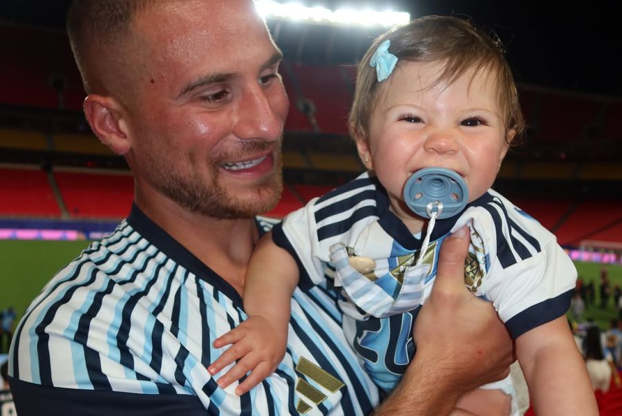 Los jugadores de la Selección junto a sus hijos
