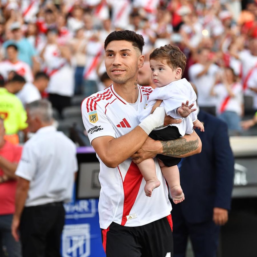 Los jugadores de la Selección junto a sus hijos