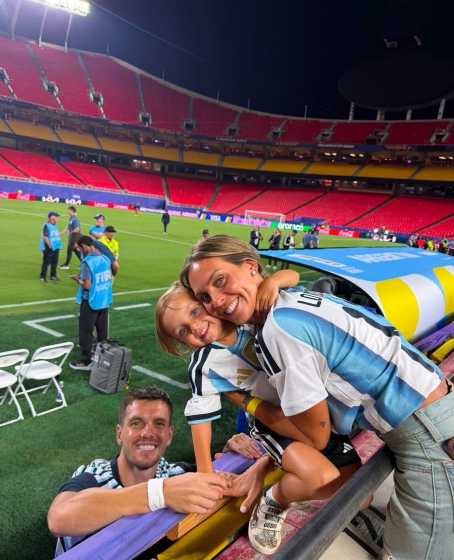 Los jugadores de la Selección junto a sus hijos