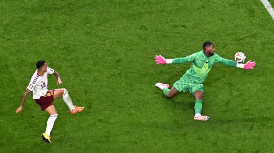 Pedro Porro, anota el segundo gol de su equipo al superar al portero francés n.º 16, Mike Maignan, durante el partido de semifinales del Mundial de fútbol de 2026 entre Francia y España