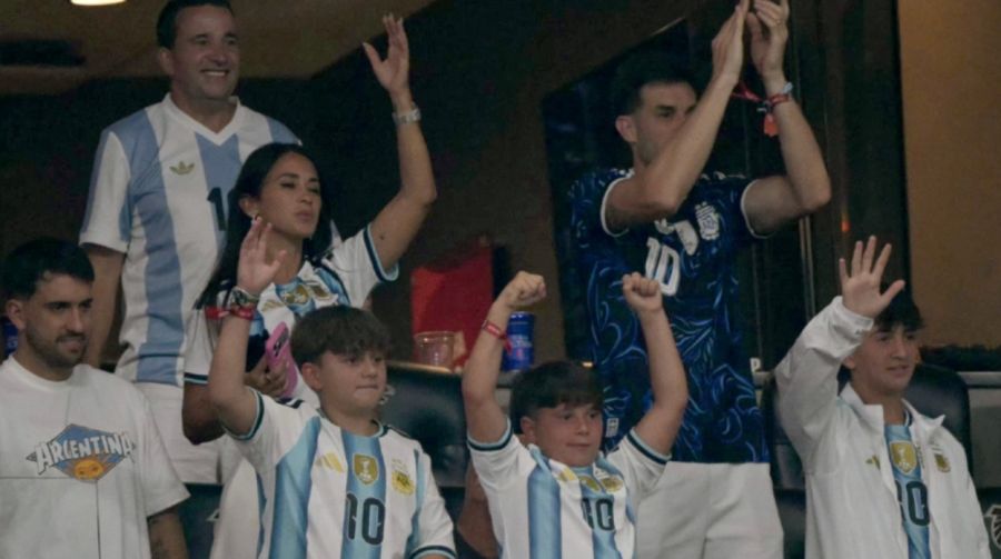 Antonela Roccuzzo celebra la victoria de Argentina desde las gradas al final del partido de semifinales del Mundial de fútbol de 2026 entre Inglaterra y Argentina