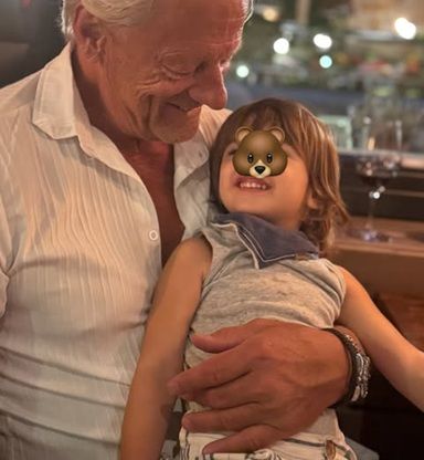 Cruz junto a su abuelo