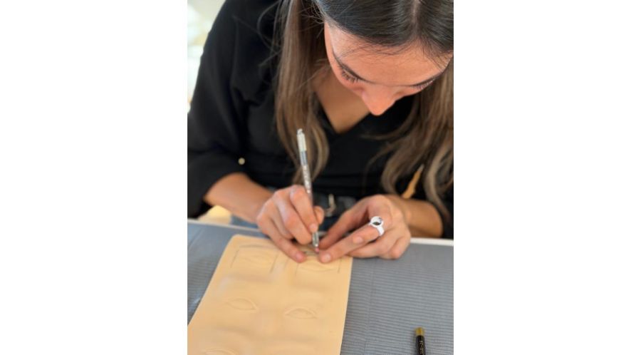 En micropigmentación, la diferencia entre una buena profesional y una excelente no está solo en el talento, sino también en la formación