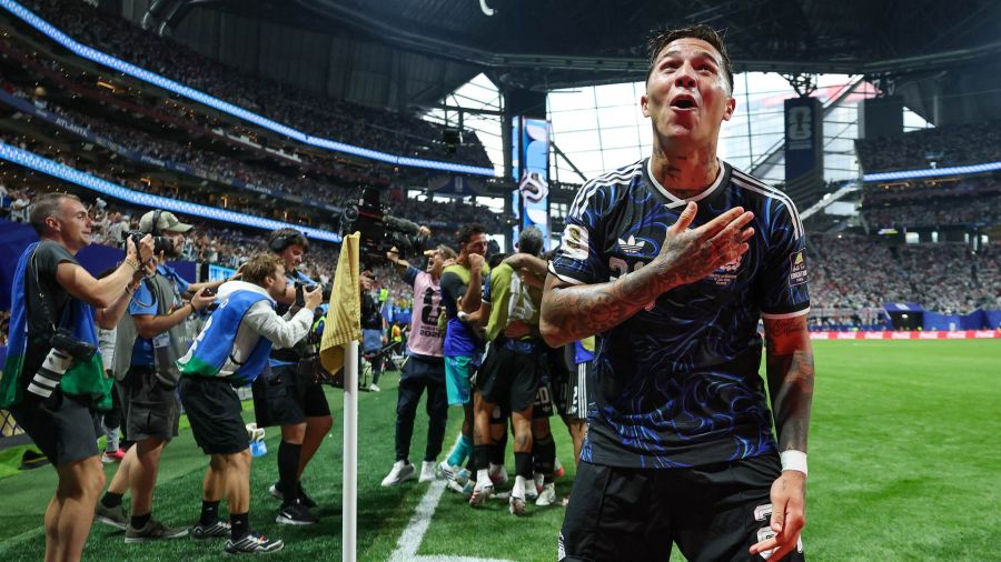 Fotogaleria El centrocampista argentino Enzo Fernández, celebra el segundo gol de su equipo, anotado por Lautaro Martínez, durante el partido de semifinales del Mundial de Fútbol de 2026 entre Inglaterra y Argentina en el Estadio de Atlanta