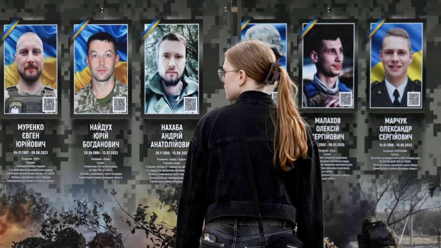 Jueves Una niña observa retratos en el Paseo de los Héroes Caídos en un distrito de Kiev, en medio de la invasión rusa de Ucrania.