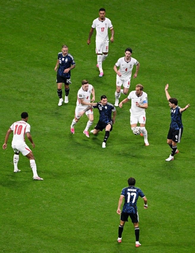 Jugada de Lionel Messi contra cinco jugadores de Inglaterra