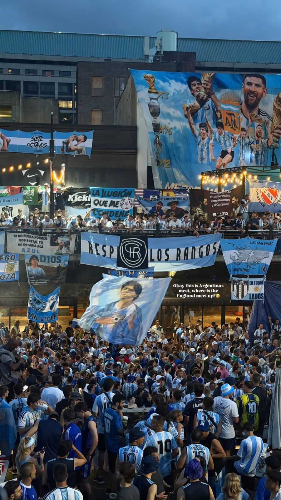 Kelci Rose Bowers, la novia inglesa de Marcos Senesi, en el banderazo con los hinchas argentinos