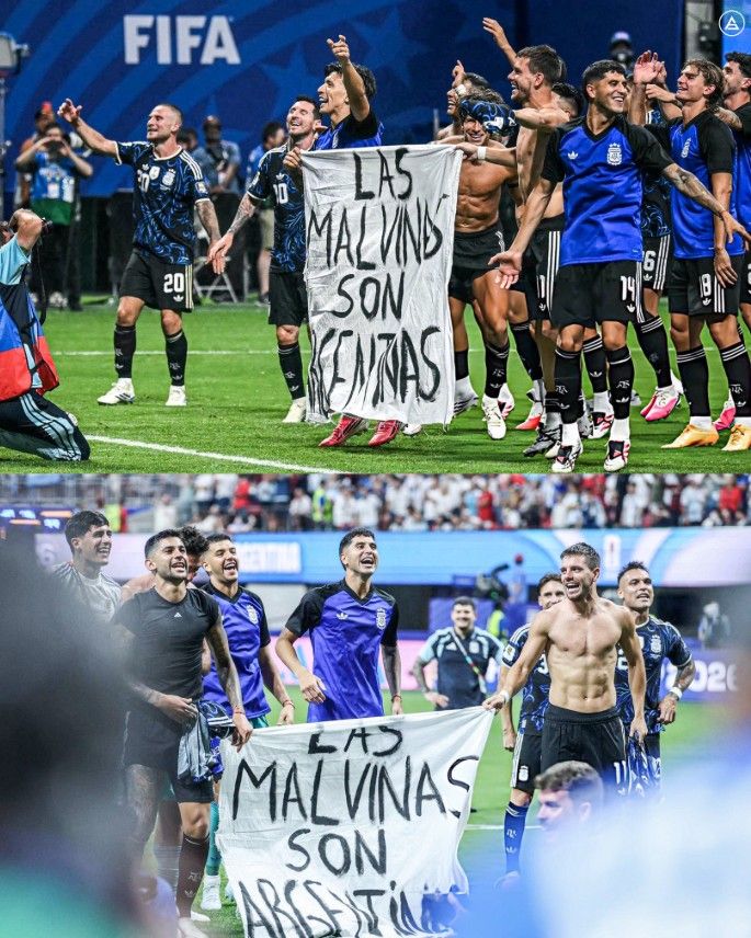 La Selección Argentina celebra su triunfo ante Inglaterra con una pancarta reivindicativa de las Islas Malvinas