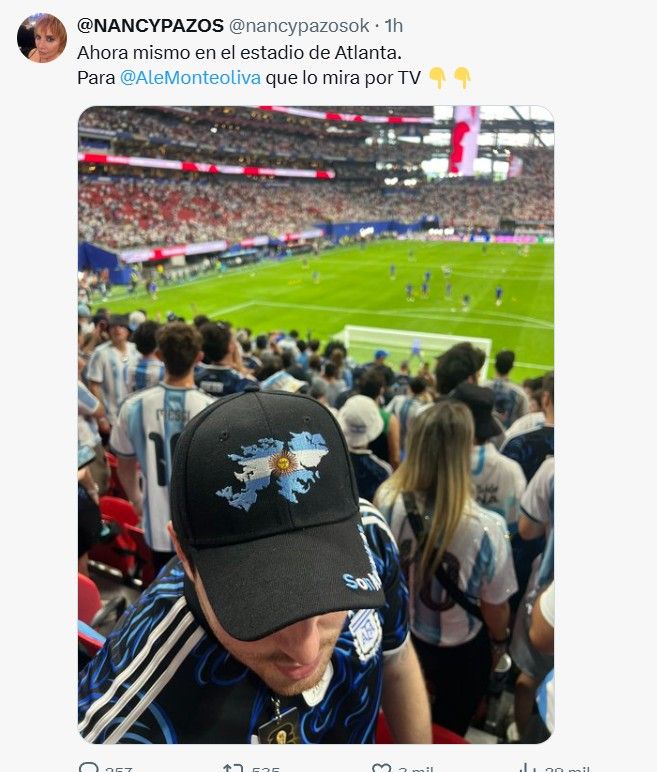 Nancy Pazos en el partido Argentina e Inglaterra mostrando una gorra de las Islas Malvinas