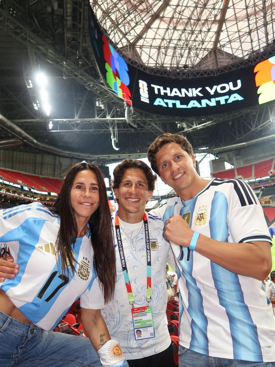 Carolina Baldini junto a Giuliano y Gianluca Simeone