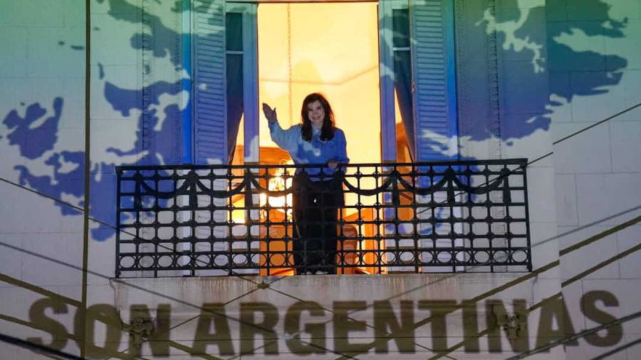 Cristina en San José 1111 con la imagen de las Malvinas 15072026