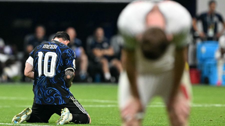 El delantero argentino n.º 10, Lionel Messi, celebra tras ganar el partido de semifinales del Mundial de fútbol de 2026 entre Inglaterra y Argentina, disputado en el Estadio de Atlanta, en Atlanta, el 15 de julio de 2026