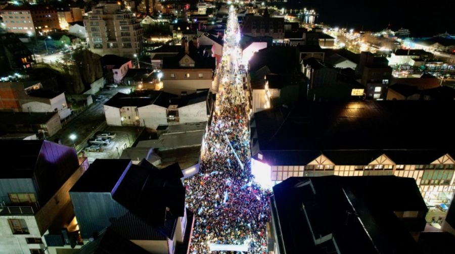 En esta vista aérea, los aficionados celebran la victoria de Argentina sobre Inglaterra en el partido de semifinales de la Copa Mundial de la FIFA 2026, disputado en Ushuaia, Argentina, el 15 de julio de 2026