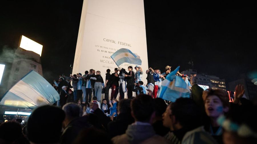 Festejos en el Obelisco luego del partido Argentina vs Inglaterra