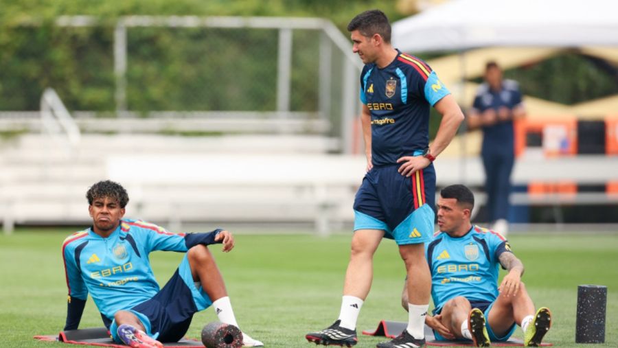 Lamine Yamal y Pedro Porro, de España, durante la sesión de entrenamiento en el Melanie Lane Training Grounds el 16 de julio de 2026 en East Hanover, Nueva Jersey