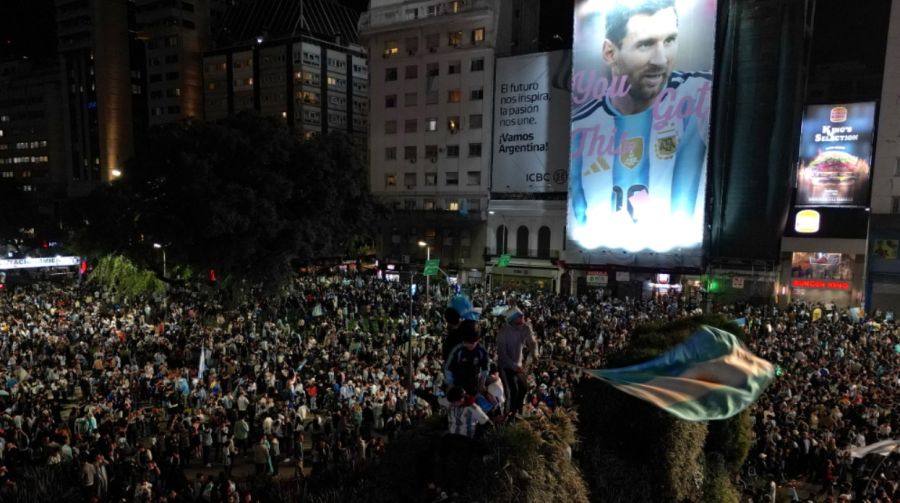 los aficionados celebran la victoria de Argentina sobre Inglaterra en el partido de semifinales de la Copa Mundial de la FIFA 2026, frente al Obelisco en Buenos Aires, el 15 de julio de 2026