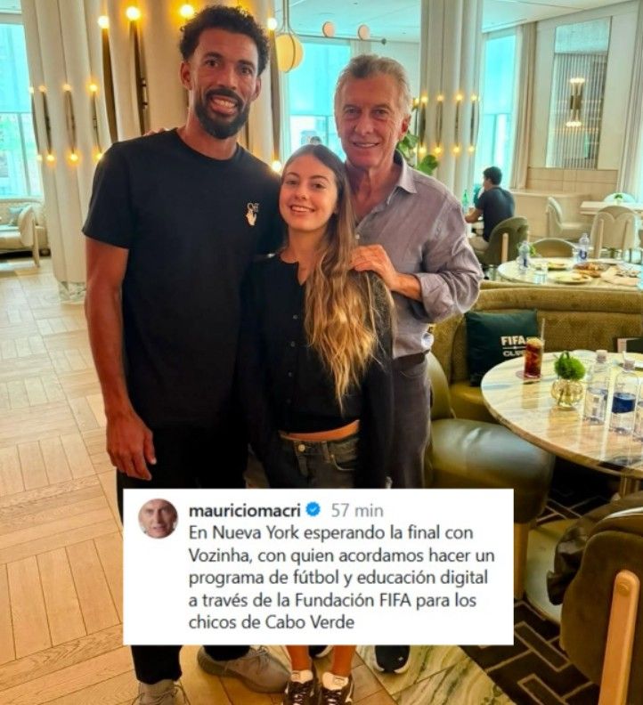 Mauricio Macrio con su hija Antonia Macri y Vozinha, arquero de Cabo Verde