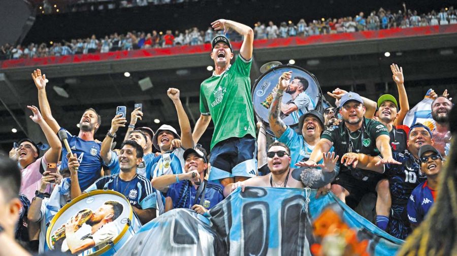 Ritos. Los argentinos sumaron al desafío futbolístico, muchas de sus maneras de acercarse al fútbol, como la pizza. Luego del 2 a 1, de la remontada, la gente salió a la calle y vino la catarsis multitudinaria.