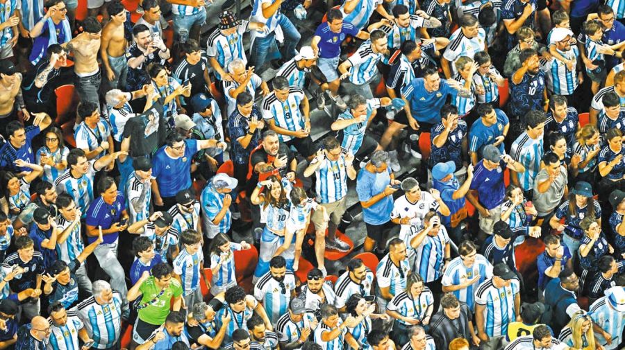 Ritos. Los argentinos sumaron al desafío futbolístico, muchas de sus maneras de acercarse al fútbol, como la pizza. Luego del 2 a 1, de la remontada, la gente salió a la calle y vino la catarsis multitudinaria.