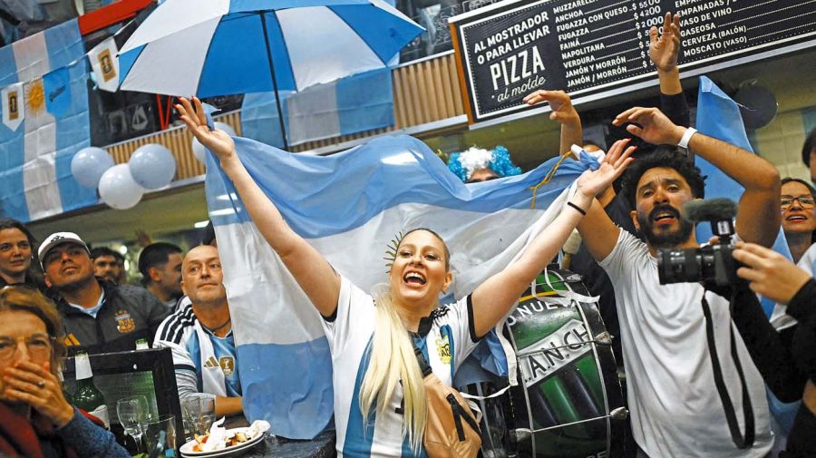 Ritos. Los argentinos sumaron al desafío futbolístico, muchas de sus maneras de acercarse al fútbol, como la pizza. Luego del 2 a 1, de la remontada, la gente salió a la calle y vino la catarsis multitudinaria.
