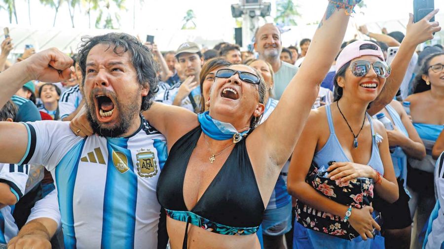 Ritos. Los argentinos sumaron al desafío futbolístico, muchas de sus maneras de acercarse al fútbol, como la pizza. Luego del 2 a 1, de la remontada, la gente salió a la calle y vino la catarsis multitudinaria.