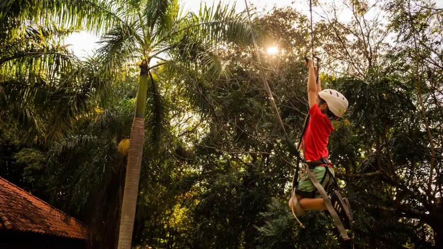 Vacaciones de invierno en Iguazú: familias disfrutando de los jardines de Iguazú Grand