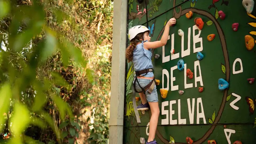 Vacaciones de invierno en Iguazú: familias disfrutando de los jardines de Iguazú Grand