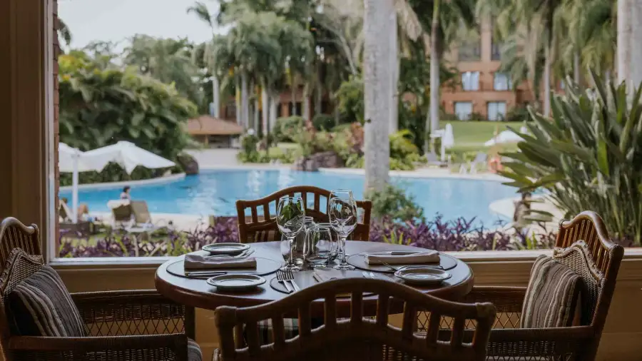 Vacaciones de invierno en Iguazú: familias disfrutando de los jardines de Iguazú Grand