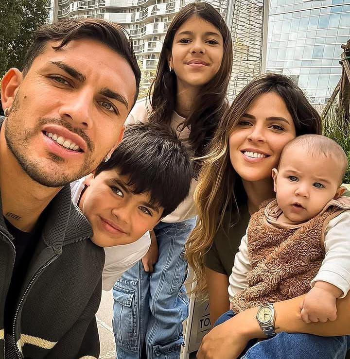 Leandro Paredes y Camila Galante junto a sus hijos
