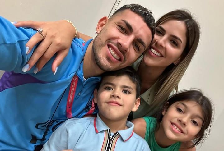 Leandro Paredes y Camila Galante junto a sus hijos