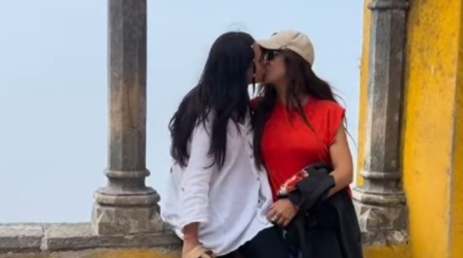 Vanesa Martín y Julieta Grajales besándose