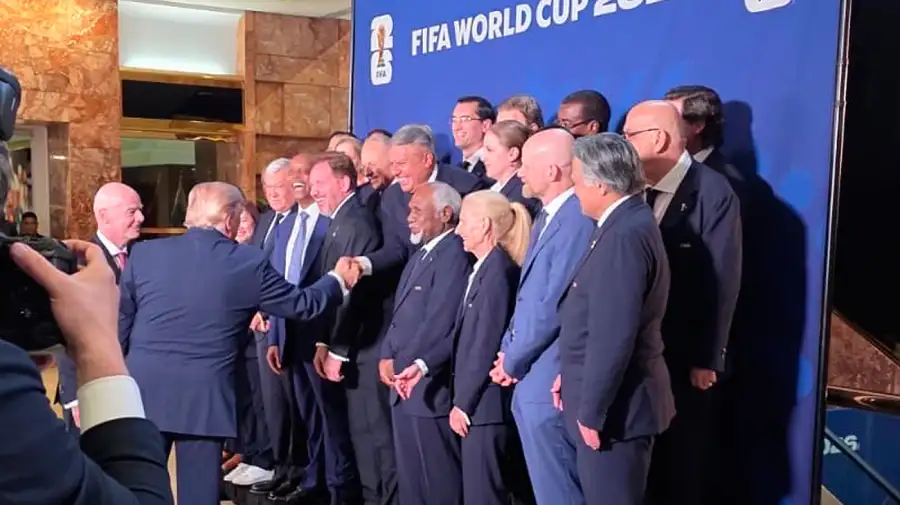 La escena de 2022 que volverá a poner a prueba a un gobierno. Este viernes antes de la final, el presidente norteamericano Donald Trump saludó al titular de la AFA, Claudio Tapia. Otra desautorización para Milei.