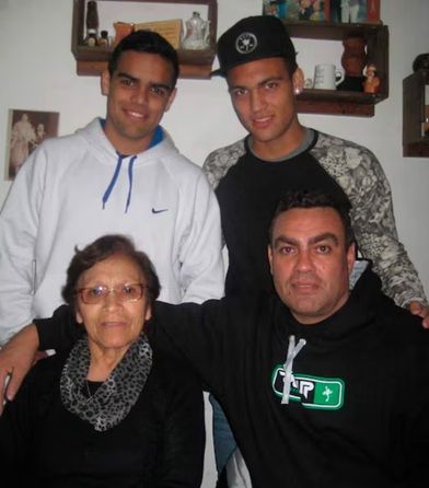 Lautaro Martínez junto a su papá, abuela y hermanos